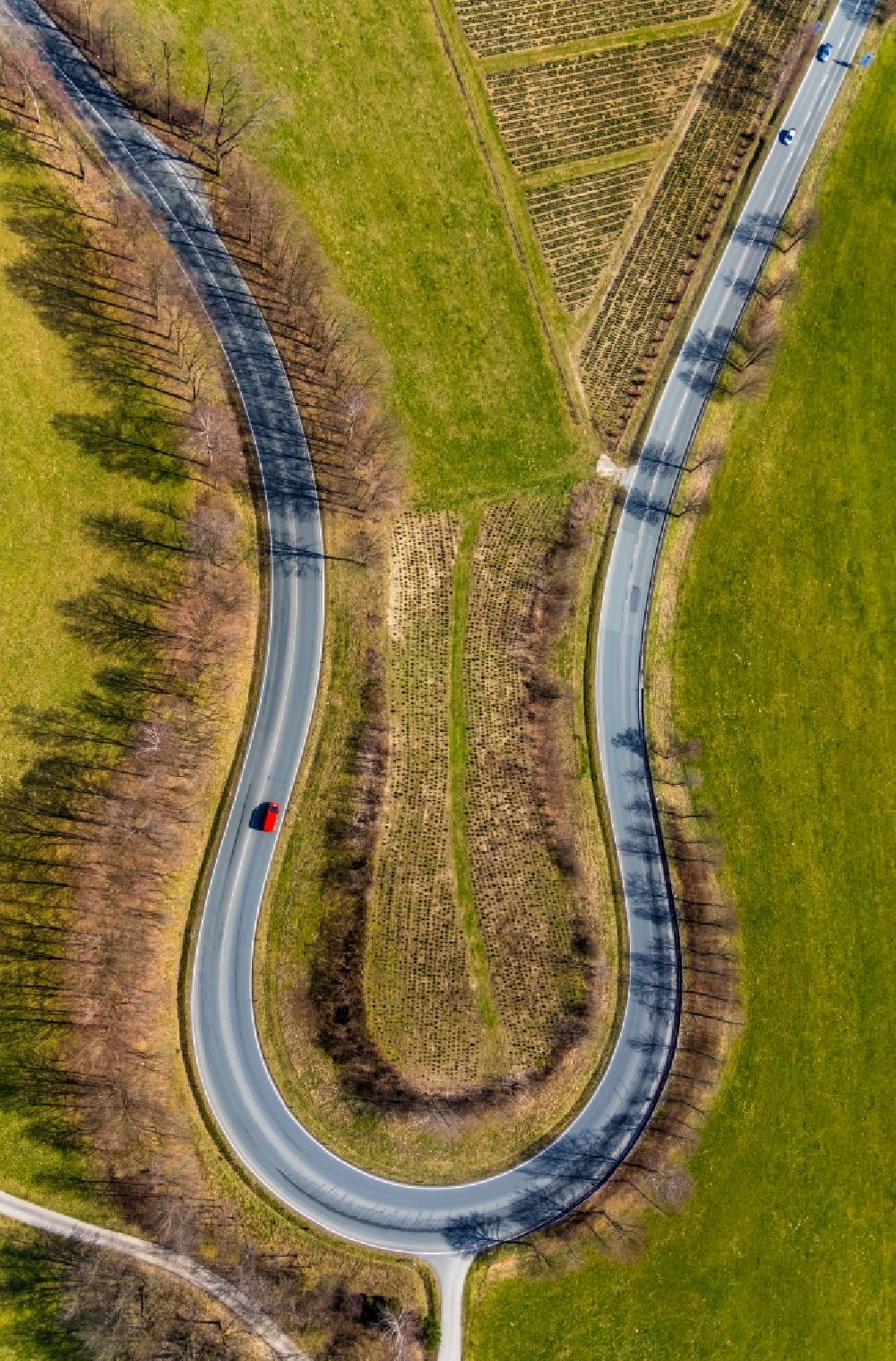 Olsberg von oben - Kurvenverlauf einer Straßenführung bei Olsberg im Bundesland Nordrhein-Westfalen, Deutschland