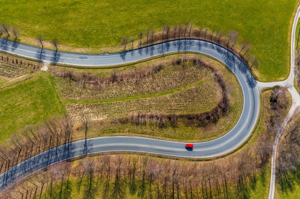 Olsberg aus der Vogelperspektive: Kurvenverlauf einer Straßenführung bei Olsberg im Bundesland Nordrhein-Westfalen, Deutschland