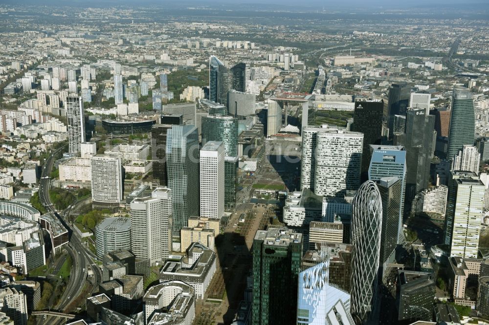 Luftaufnahme Paris - La Defense- Stadtzentrum mit der Skyline im Innenstadtbereich in Paris in Ile-de-France, Frankreich