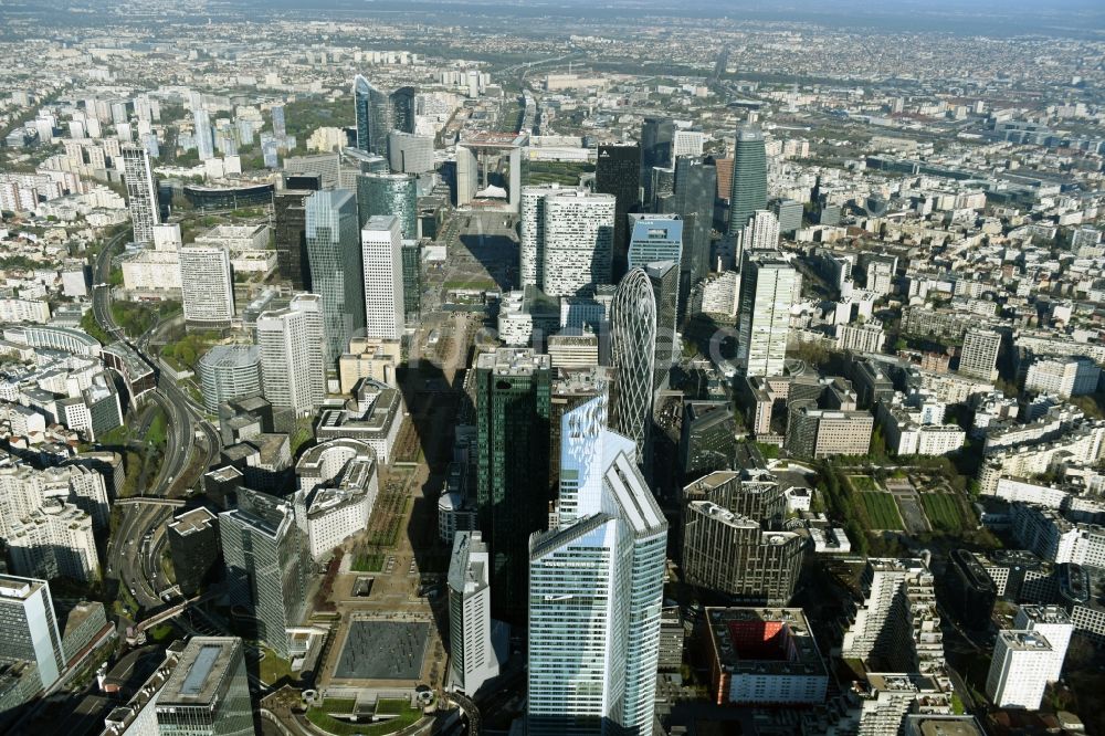 Paris von oben - La Defense- Stadtzentrum mit der Skyline im Innenstadtbereich in Paris in Ile-de-France, Frankreich