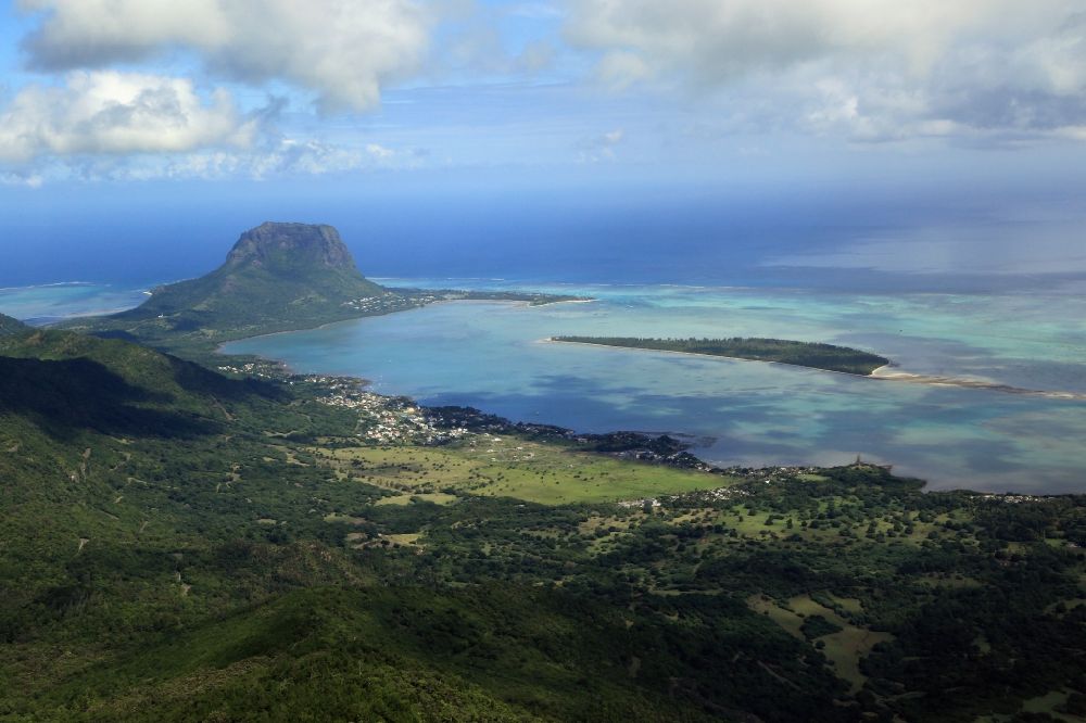 La Gaulette aus der Vogelperspektive: La Gaulette und Le Morne Brabant auf der Insel Mauritius