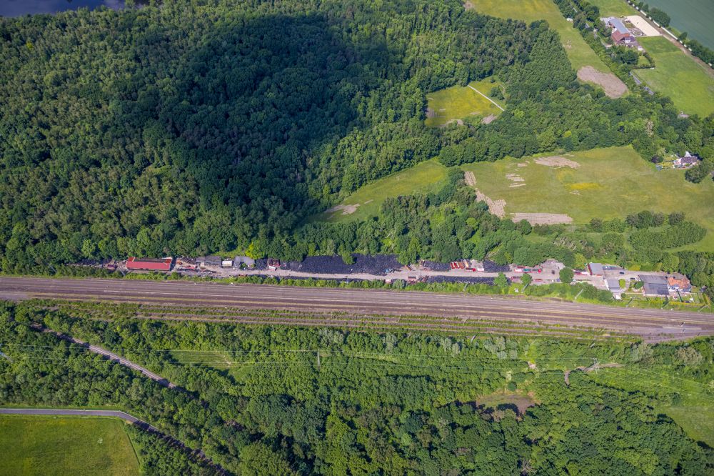 Luftaufnahme Bergkamen - Lagerfläche für Altreifen im Gewerbegebiet in Bergkamen im Bundesland Nordrhein-Westfalen, Deutschland