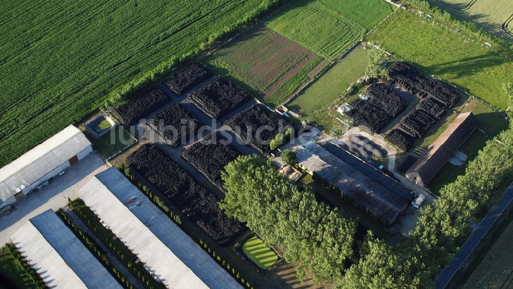 Luftaufnahme Osterwieck - Lagerfläche für Altreifen im Gewerbegebiet in Osterwieck im Bundesland Sachsen-Anhalt, Deutschland