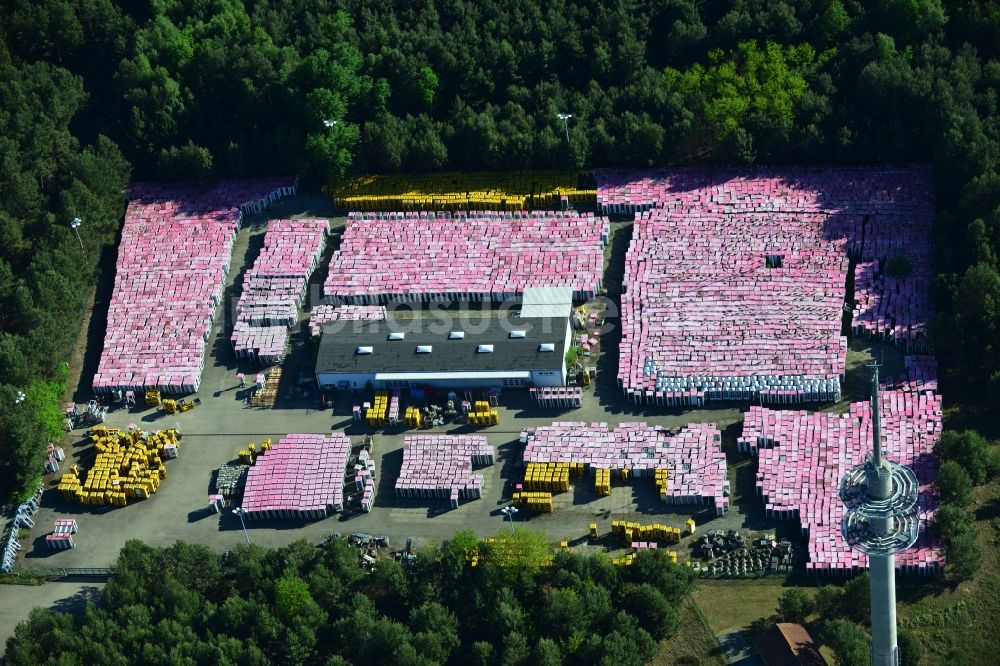 Luftbild Michendorf - Lagerfläche ausrangierter Telefonzellen der Deutschen Telekom in Michendorf im Bundesland Brandenburg