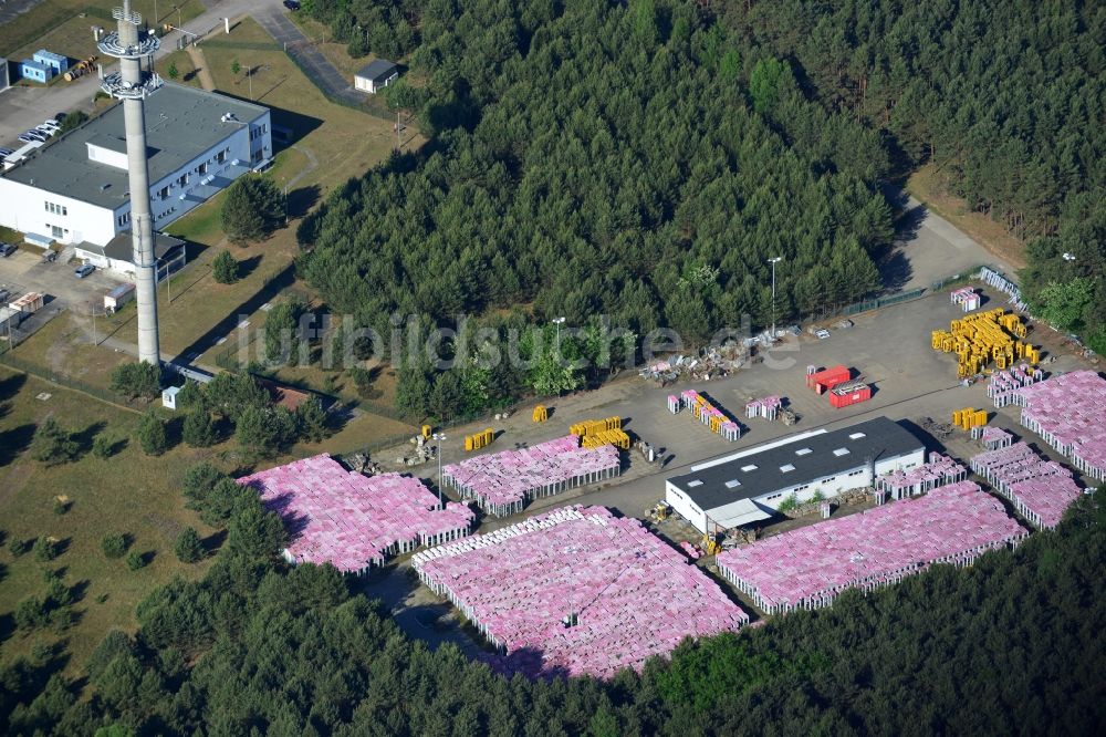 Luftaufnahme Michendorf - Lagerfläche ausrangierter Telefonzellen der Deutschen Telekom in Michendorf im Bundesland Brandenburg