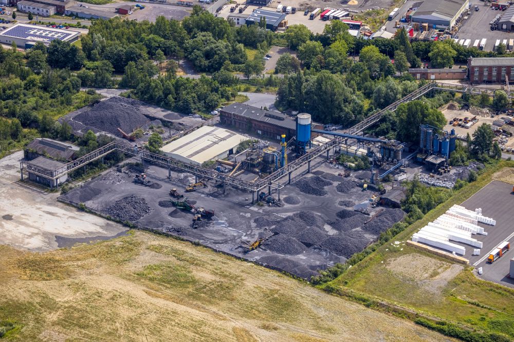 Castrop-Rauxel aus der Vogelperspektive: Lagerfläche für Kohle im Gewerbegebiet in Castrop-Rauxel im Bundesland Nordrhein-Westfalen, Deutschland