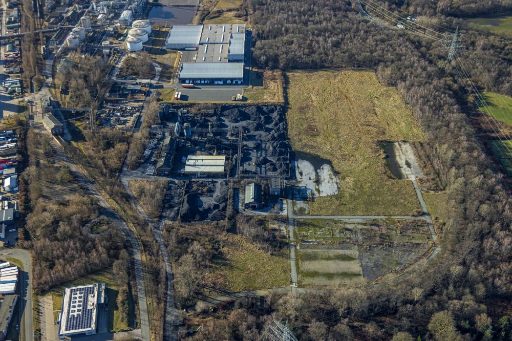 Castrop-Rauxel aus der Vogelperspektive: Lagerfläche für Kohle im Gewerbegebiet in Castrop-Rauxel im Bundesland Nordrhein-Westfalen, Deutschland