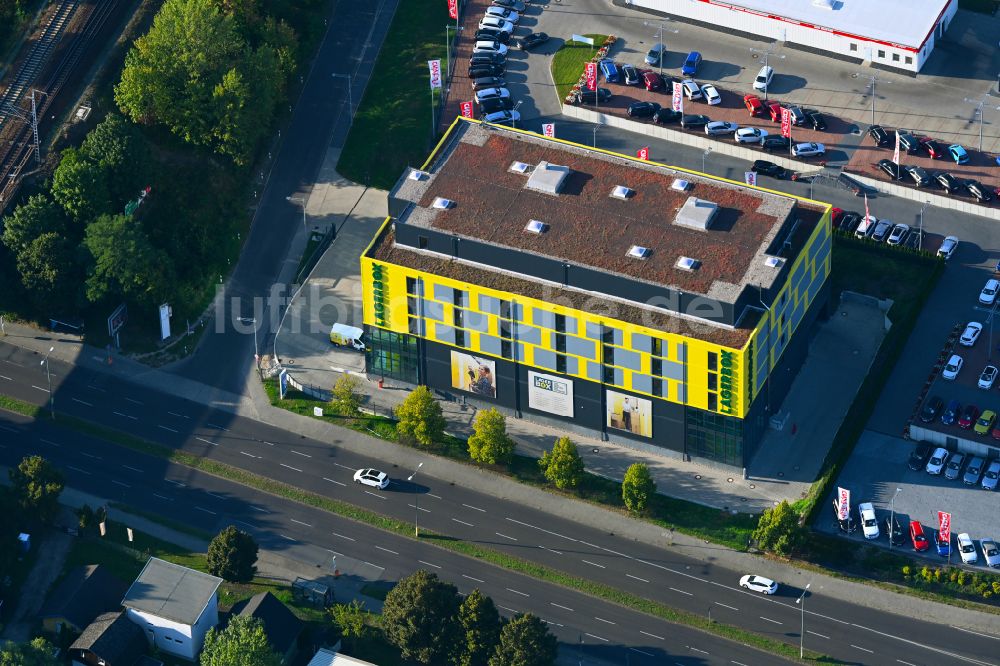Luftaufnahme Berlin - Lagerhallen Selfstorage- Gebäude - Lagerbox im Ortsteil Marzahn in Berlin, Deutschland