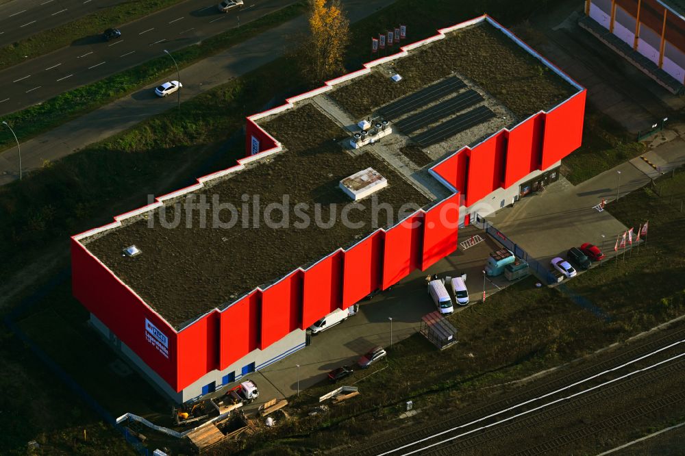 Luftbild Berlin - Lagerhallen Selfstorage- Gebäude - Neubau an der Märkischen Allee im Ortsteil Marzahn in Berlin, Deutschland