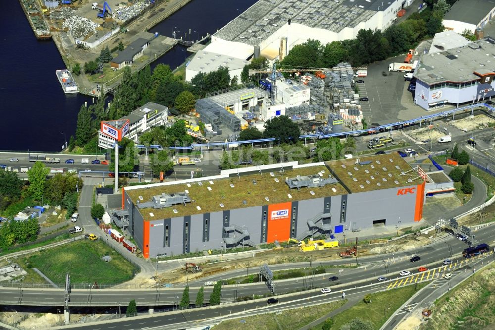 Luftaufnahme Berlin - Lagerhallen Selfstorage- Gebäude - Neubau im Ortsteil Neukölln in Berlin, Deutschland