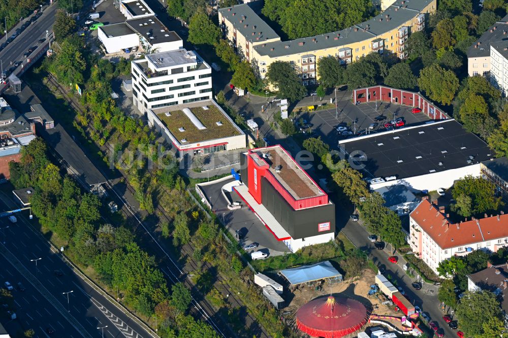 Luftaufnahme Berlin - Lagerhallen Selfstorage- Gebäude im Ortsteil Steglitz in Berlin, Deutschland