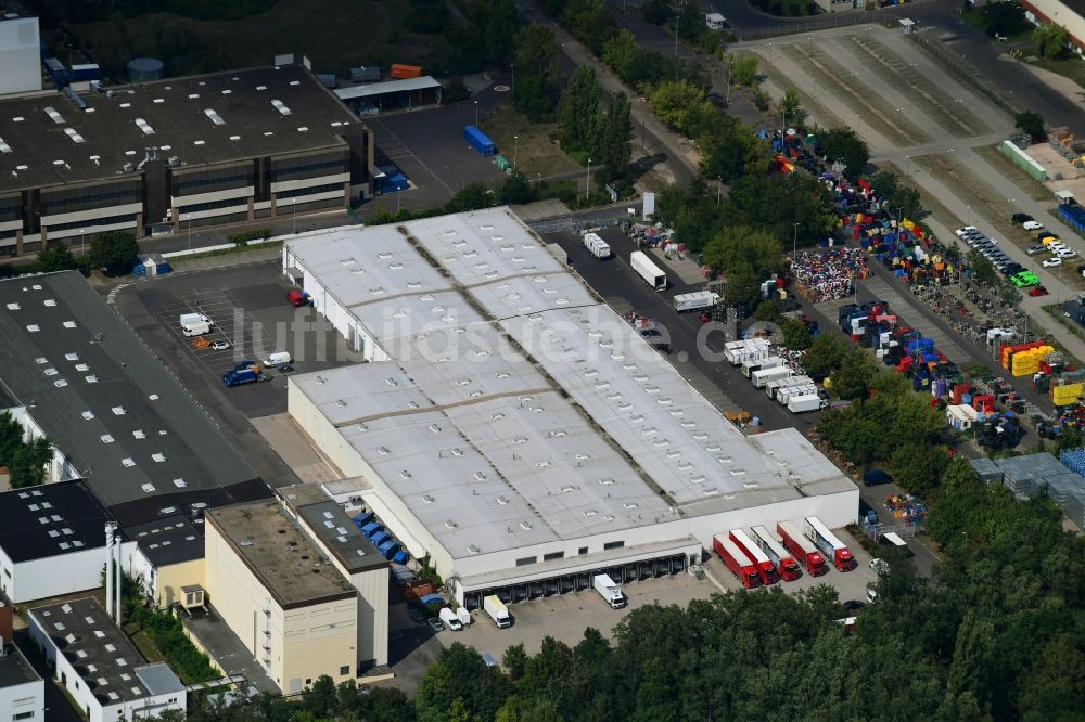 Luftaufnahme Berlin - Lagerhallen und Speditionsgebäude der Getränke Nordmann GmbH im Ortsteil Lichterfelde in Berlin, Deutschland