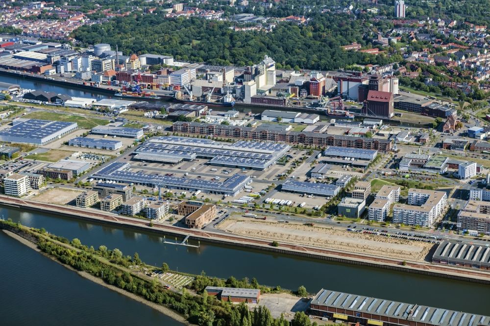 Luftbild Bremen - Lagerhallen und Speditionsgebäude am Hafenbecken der Weser im Ortsteil Überseestadt in Bremen, Deutschland