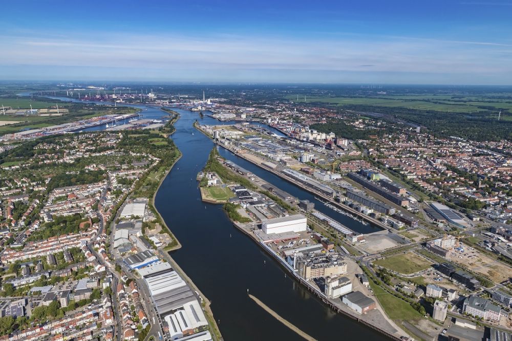 Luftaufnahme Bremen - Lagerhallen und Speditionsgebäude am Hafenbecken der Weser im Ortsteil Überseestadt in Bremen, Deutschland