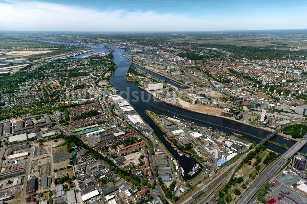 Luftbild Bremen - Lagerhallen und Speditionsgebäude am Hafenbecken der Weser im Ortsteil Überseestadt in Bremen, Deutschland