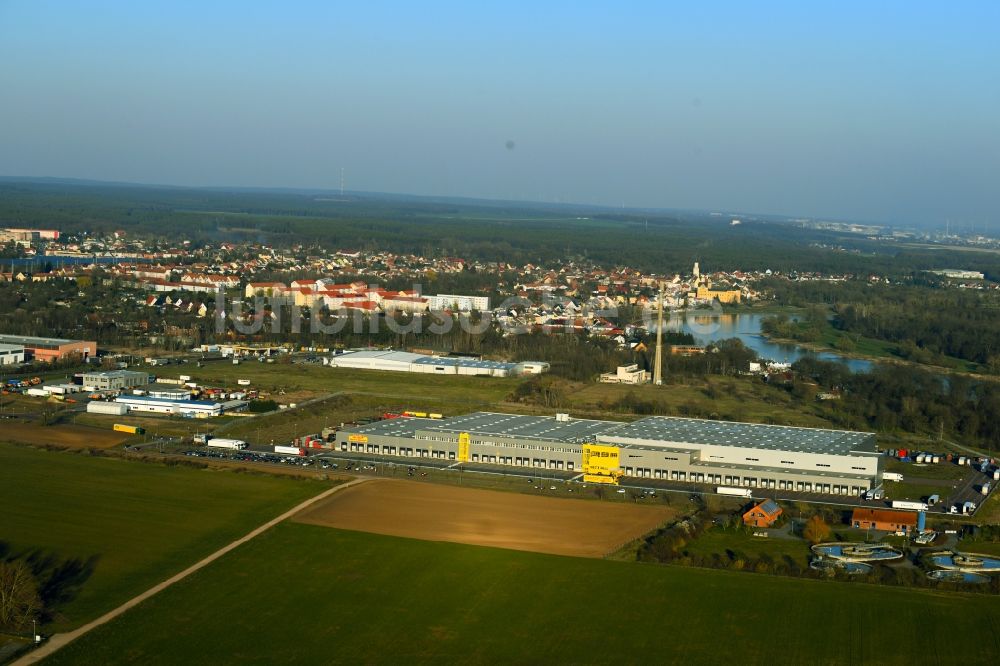 Luftaufnahme Coswig (Anhalt) - Lagerhallen und Speditionsgebäude Netto Marken-Discount in Coswig (Anhalt) im Bundesland Sachsen-Anhalt, Deutschland