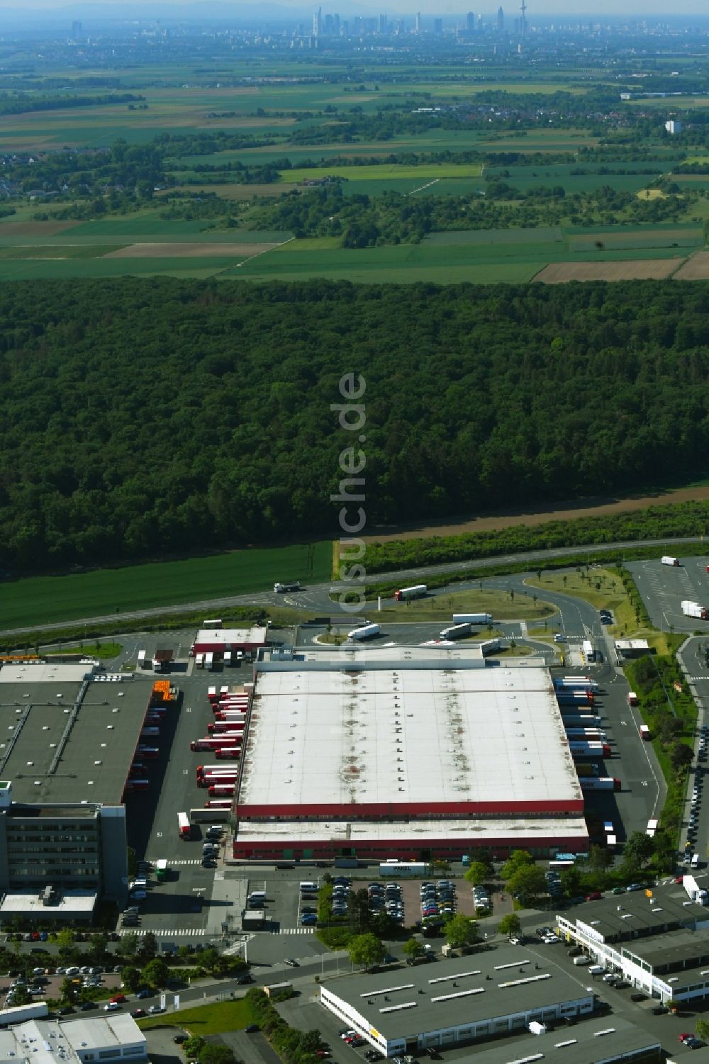 Luftaufnahme Rosbach vor der Höhe - Lagerhallen und Speditionsgebäude REWE Zentrale Region Mitte in Rosbach vor der Höhe im Bundesland Hessen, Deutschland