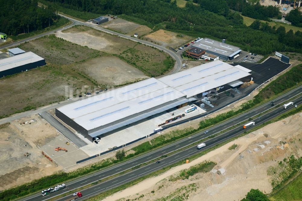 Olpe von oben - Lagerhallen und Speditionsgebäude A1 Zaundiscount in Olpe im Bundesland Nordrhein-Westfalen, Deutschland