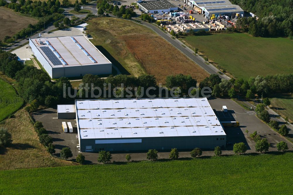 Luftaufnahme Falkenhagen - Lagerhauskomplex- Gebäude der Promix Cosmetics GmbH im Gewerbegebiet in Falkenhagen im Bundesland Brandenburg, Deutschland