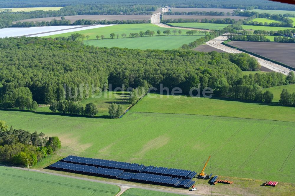 Luftbild Zützen - Lagerplatz von Leitungs- Rohren der EUGAL Trasse in einem Wald bei Zützen im Bundesland Brandenburg, Deutschland