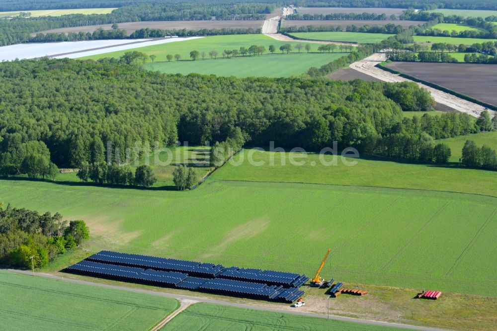 Luftaufnahme Zützen - Lagerplatz von Leitungs- Rohren der EUGAL Trasse in einem Wald bei Zützen im Bundesland Brandenburg, Deutschland