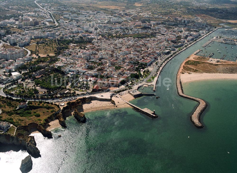 Lagos aus der Vogelperspektive: Lagos mit Hafen an der Algarve in Portugal