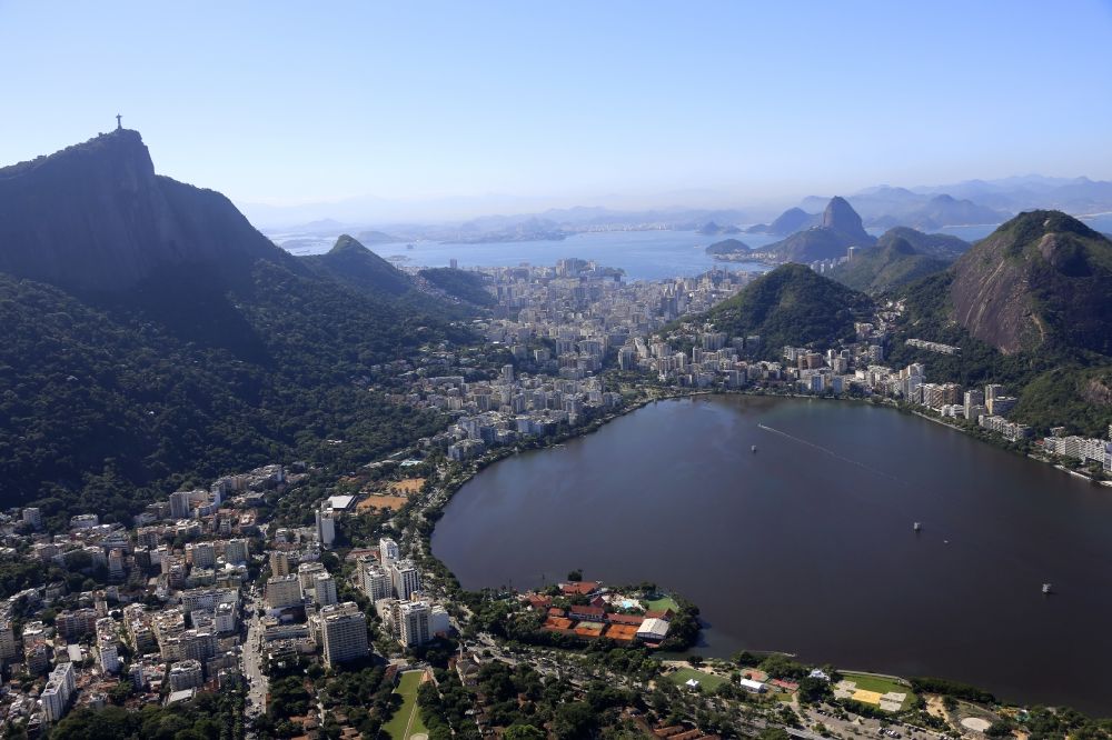 Rio de Janeiro aus der Vogelperspektive: Lagune Lagoa Rodrigo de Freitas in Rio de Janeiro in Brasilien