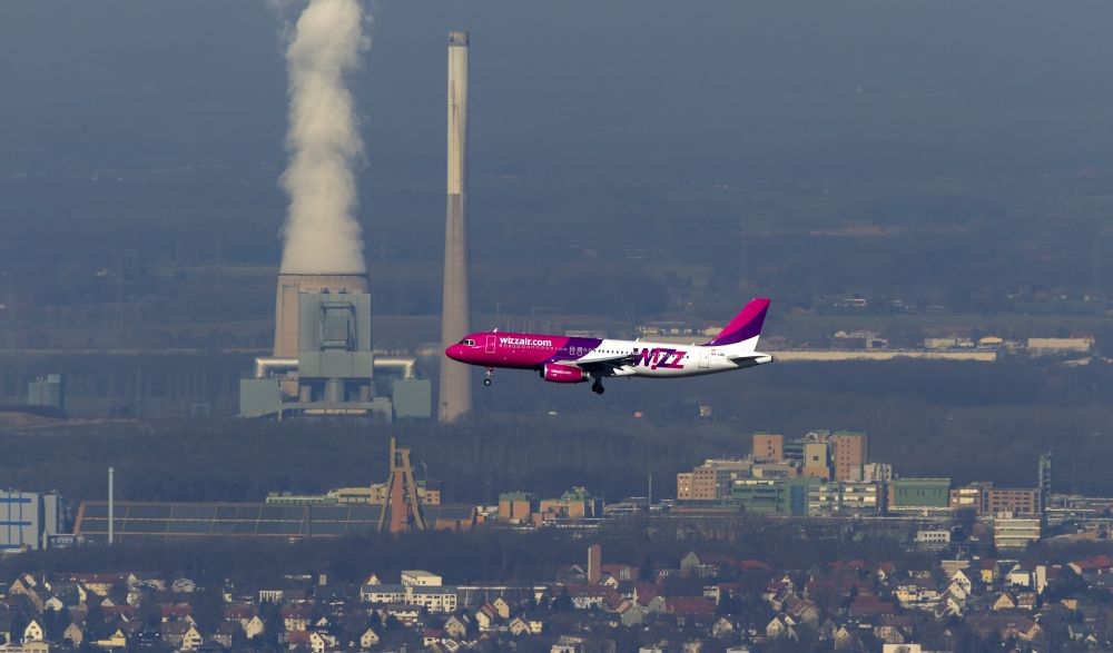 Luftbild Dortmund - Lande- Anflug eines Airbus A320 auf der Startbahn des Flughafen Dortmund Wickede in Nordrhein-Westfalen