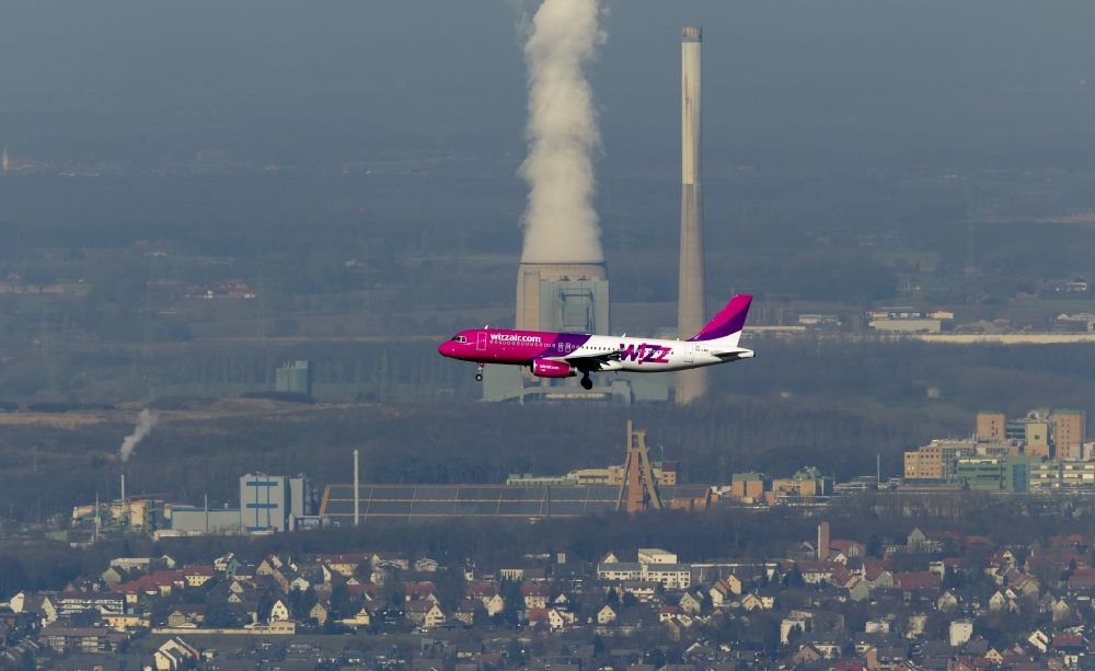 Luftaufnahme Dortmund - Lande- Anflug eines Airbus A320 auf der Startbahn des Flughafen Dortmund Wickede in Nordrhein-Westfalen