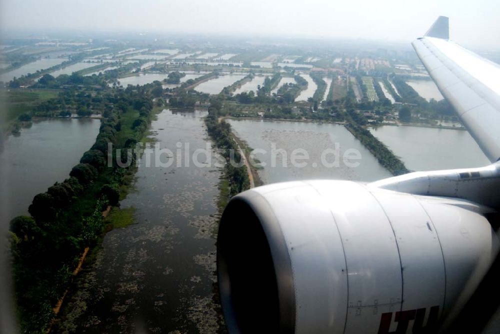 Luftaufnahme Bangkok / Thailand - Landeanflug mit einem Airbus A330 der LTU auf dem Flughafen Bangkok International