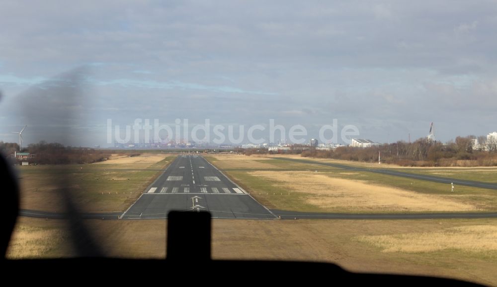 Luftaufnahme Bremerhaven - Landeanflug auf die Piste des Flughafen in Bremerhaven im Bundesland Bremen