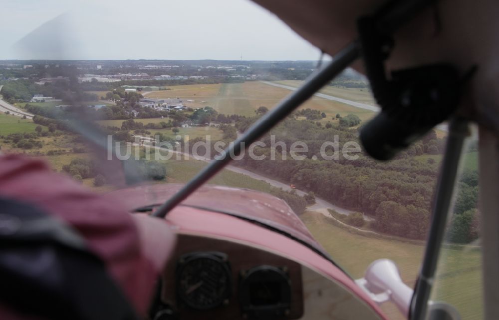 Flensburg aus der Vogelperspektive: Landeanflug zum Flugplatz Flensburg im Bundesland Schleswig-Holstein