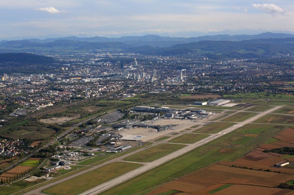 Luftaufnahme Basel - Landebahn und Startbahn am Flughafen des Euroairport Basel-Mulhouse-Freiburg in Basel in der Schweiz