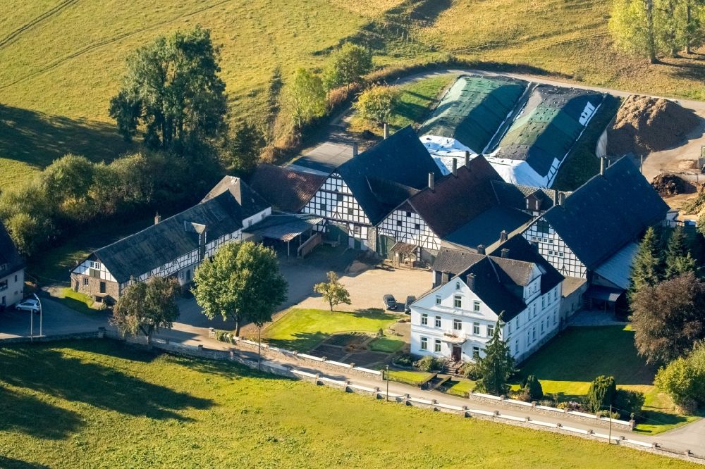 Wallen von oben - Landhaus und Bauernhof Zum Wallenstein am Rand von bestellten Feldern in Meschede im Bundesland Nordrhein-Westfalen