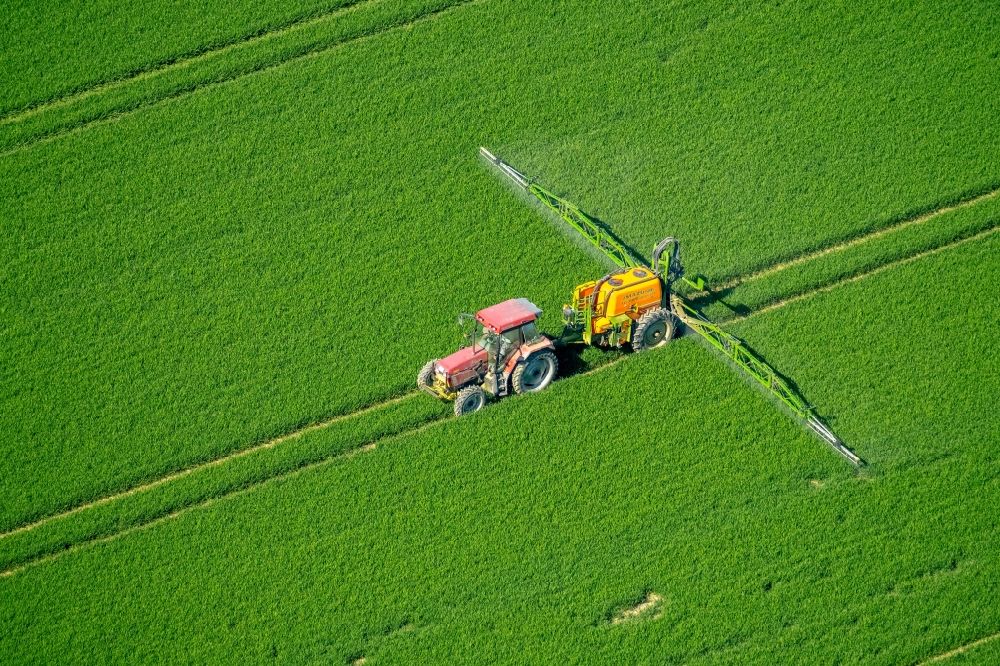 Luftbild Anröchte - Landmaschinen Einsatz zum Düngen von Feldern in Anröchte im Bundesland Nordrhein-Westfalen, Deutschland