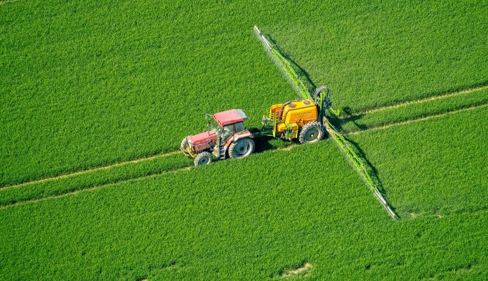Luftaufnahme Anröchte - Landmaschinen Einsatz zum Düngen von Feldern in Anröchte im Bundesland Nordrhein-Westfalen, Deutschland