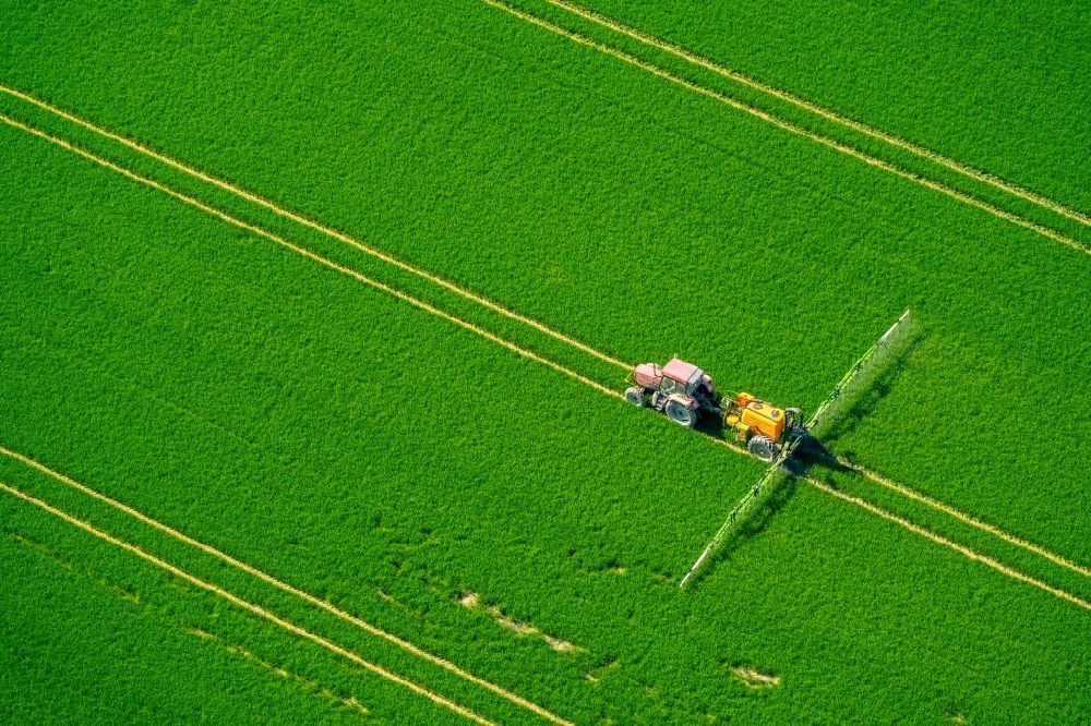 Anröchte aus der Vogelperspektive: Landmaschinen Einsatz zum Düngen von Feldern in Anröchte im Bundesland Nordrhein-Westfalen, Deutschland