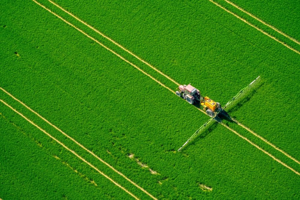 Luftbild Anröchte - Landmaschinen Einsatz zum Düngen von Feldern in Anröchte im Bundesland Nordrhein-Westfalen, Deutschland