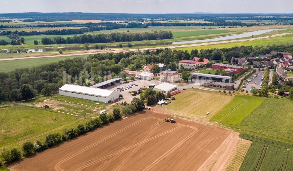 Luftaufnahme Arzberg - Landmaschinen Einsatz zum Düngen von Feldern in Arzberg im Bundesland Sachsen, Deutschland