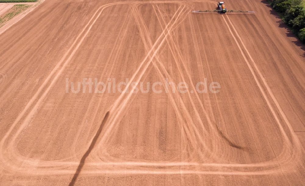 Arzberg von oben - Landmaschinen Einsatz zum Düngen von Feldern in Arzberg im Bundesland Sachsen, Deutschland