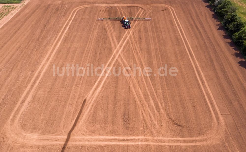 Arzberg aus der Vogelperspektive: Landmaschinen Einsatz zum Düngen von Feldern in Arzberg im Bundesland Sachsen, Deutschland