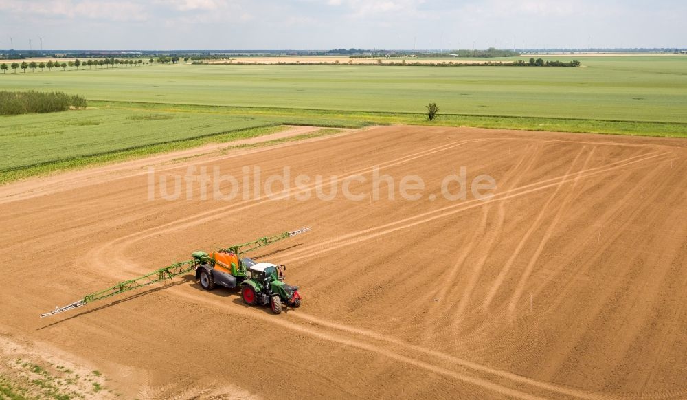Luftbild Arzberg - Landmaschinen Einsatz zum Düngen von Feldern in Arzberg im Bundesland Sachsen, Deutschland