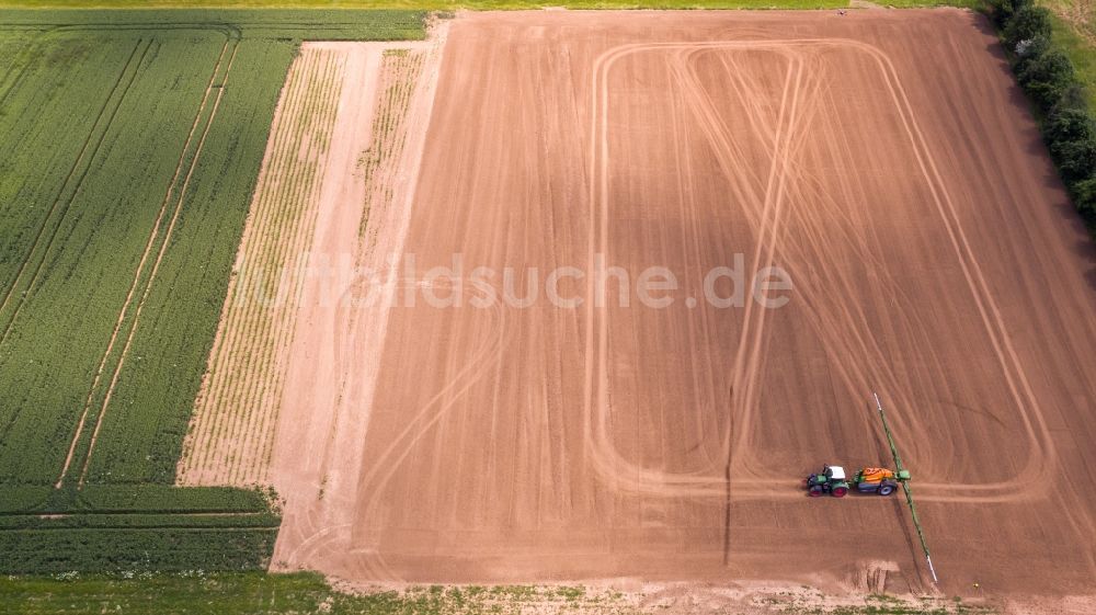 Luftaufnahme Arzberg - Landmaschinen Einsatz zum Düngen von Feldern in Arzberg im Bundesland Sachsen, Deutschland