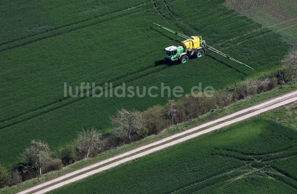 Luftaufnahme Beichlingen - Landmaschinen Einsatz zum Düngen von Feldern in Beichlingen im Bundesland Thüringen, Deutschland