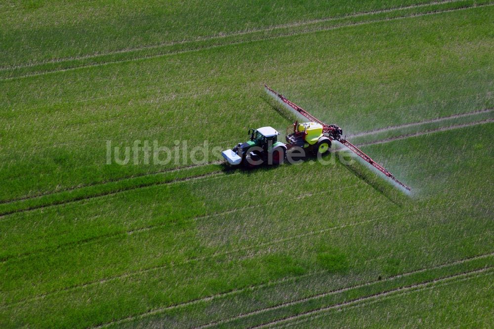 Luftaufnahme Dolgen - Landmaschinen Einsatz zum Düngen von Feldern in Dolgen im Bundesland Mecklenburg-Vorpommern, Deutschland