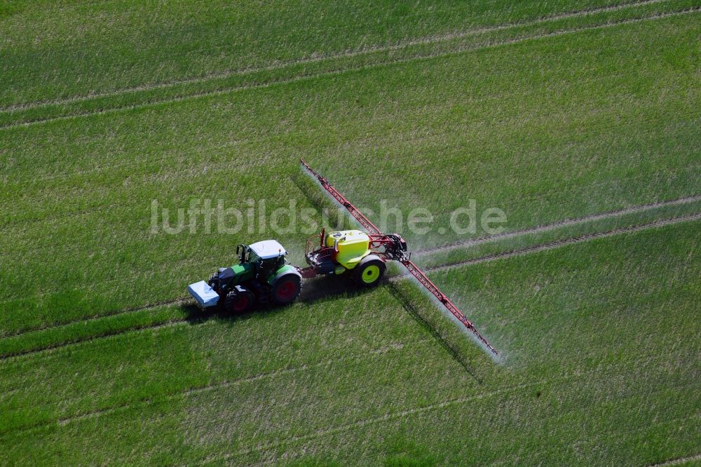 Dolgen von oben - Landmaschinen Einsatz zum Düngen von Feldern in Dolgen im Bundesland Mecklenburg-Vorpommern, Deutschland