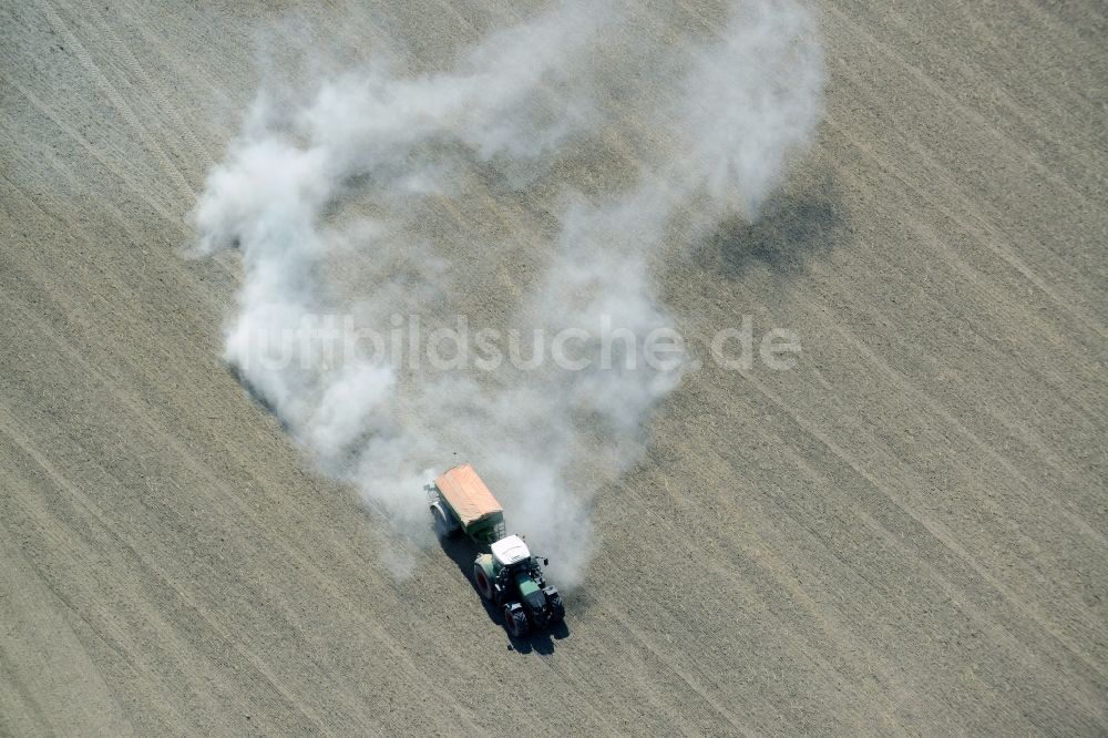 Luftbild Lietzen - Landmaschinen Einsatz zum Düngen von Feldern in Lietzen im Bundesland Brandenburg