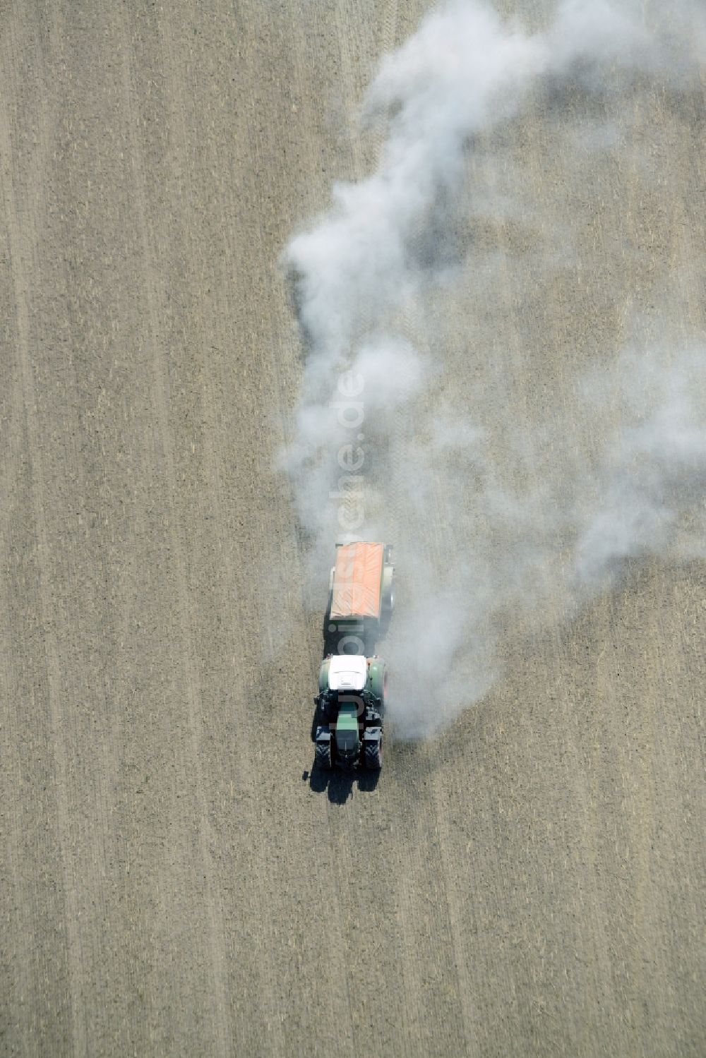 Luftaufnahme Lietzen - Landmaschinen Einsatz zum Düngen von Feldern in Lietzen im Bundesland Brandenburg