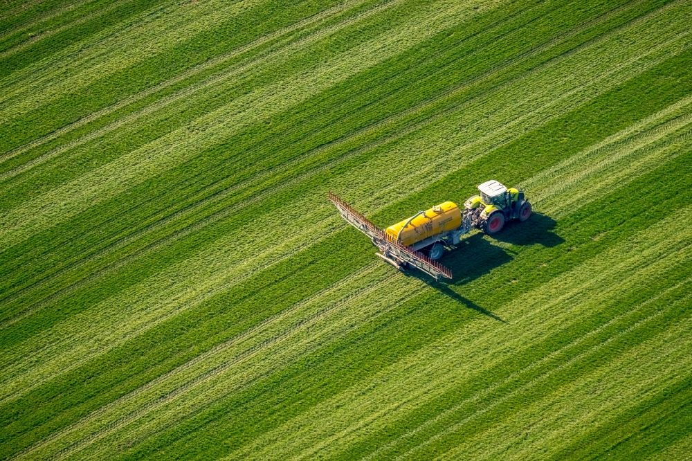 Luftbild Dorsten - Landmaschinen Einsatz zum Düngen von Feldern im Ortsteil Holsterhausen in Dorsten im Bundesland Nordrhein-Westfalen
