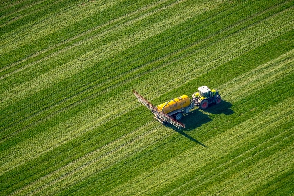 Luftaufnahme Dorsten - Landmaschinen Einsatz zum Düngen von Feldern im Ortsteil Holsterhausen in Dorsten im Bundesland Nordrhein-Westfalen